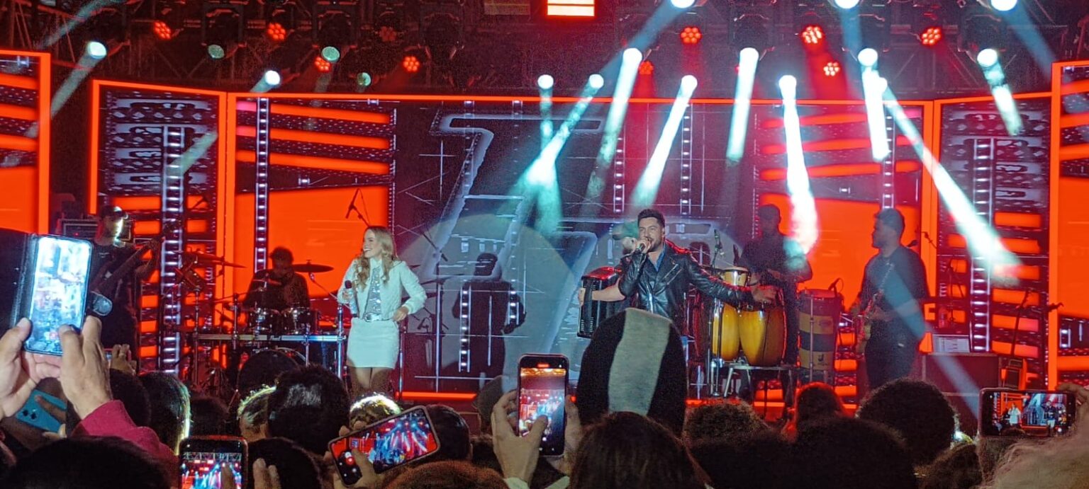 Thaeme e Thiago Agitam Aniversário de 61 Anos de Biritiba Mirim com Show na Praça São Benedito. Foto: Dimas Duarte