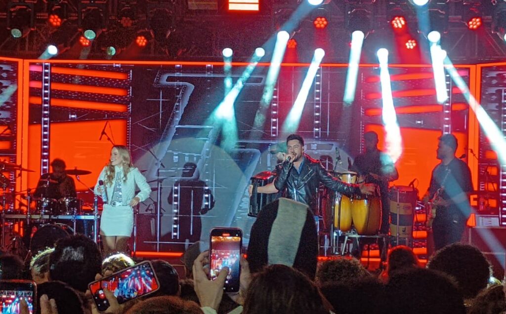 Thaeme e Thiago Agitam Aniversário de 61 Anos de Biritiba Mirim com Show na Praça São Benedito. Foto: Dimas Duarte