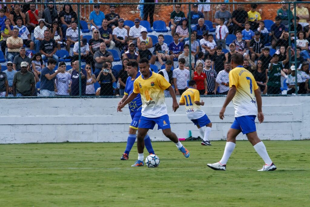 Futebol das Estrelas agita os 61 anos da cidade com golaços, risadas e até caneladas históricas. Foto: Divulgação