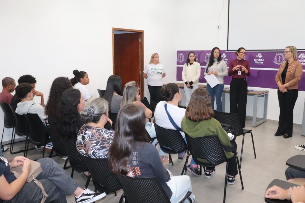 Jovens iniciam estágio na assistência social por meio do programa BEEM. Foto: PMBM