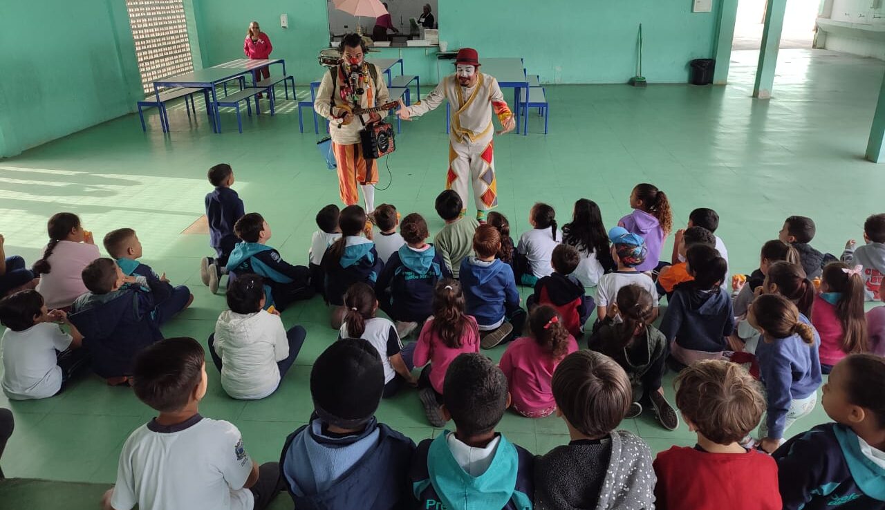 Grupo Teatro a Bordo leva cultura, diversão e reflexão a Biritiba Mirim. PMBM