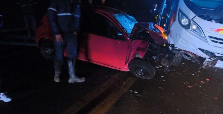 Colisão entre carro e ônibus na Mogi-Salesópolis deixa duas vítimas fatais em Biritiba Mirim. Foto: Redes Sociais