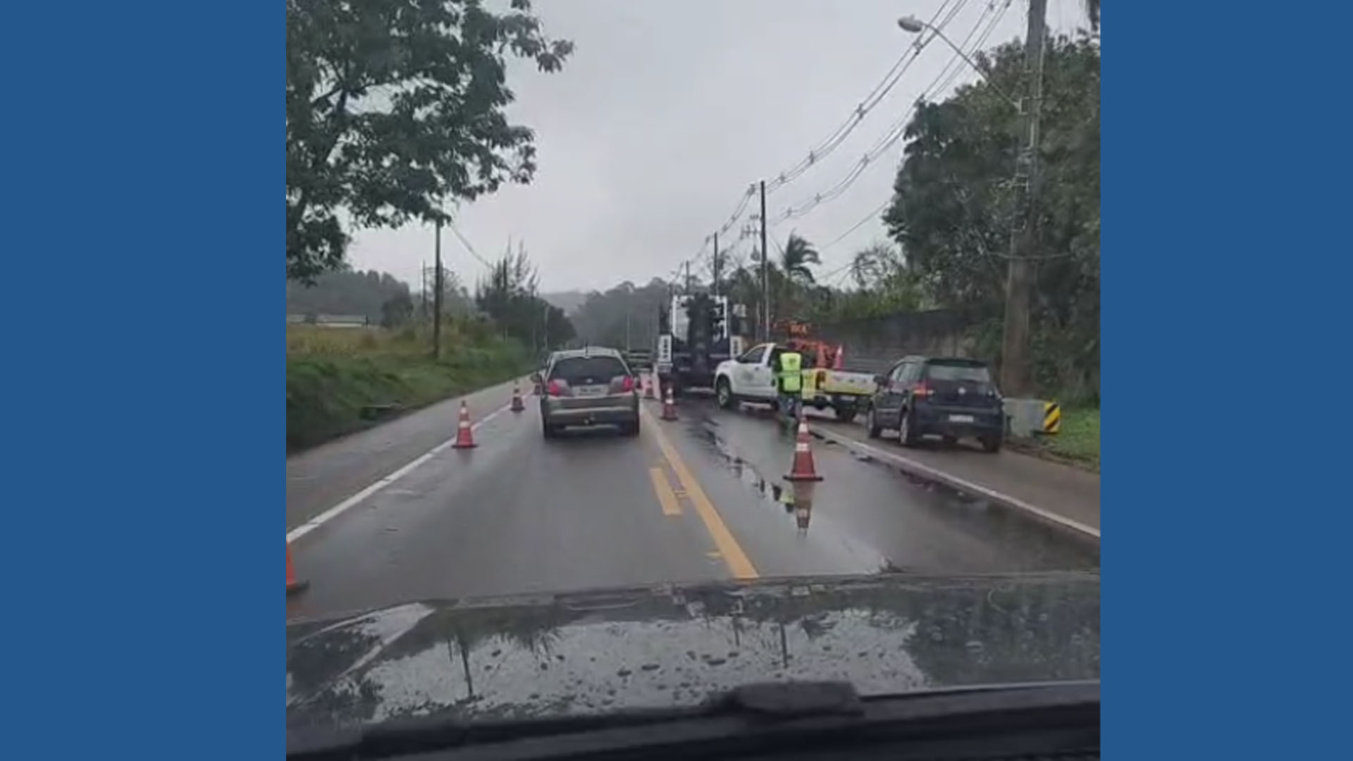 DER realiza operação na Rodovia Mogi–Salesópolis; motoristas devem redobrar a atenção devido à pista molhada— Foto: Reprodução