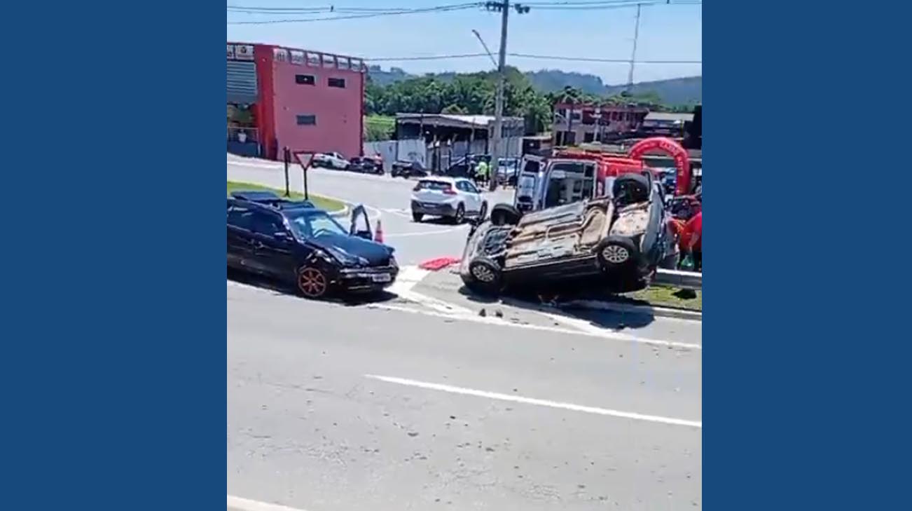 Carro capota após colisão na rotatória da Mogi–Salesópolis, em Biritiba Mirim — Foto: Reprodução