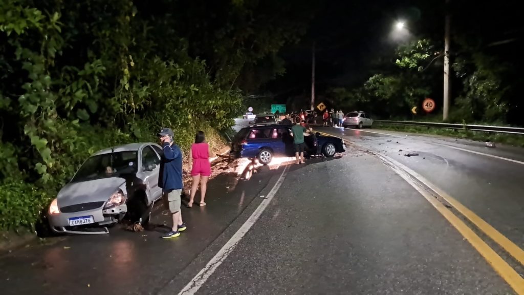 Colisão envolvendo três veículos causa lentidão temporária na estrada de Salesópolis. Foto: Redes Sociais