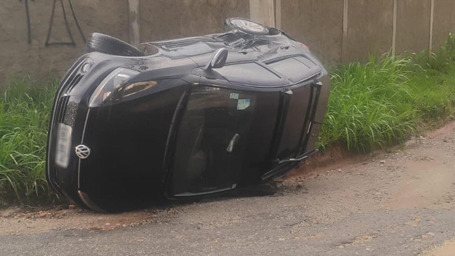 Carro capota após colisão na entrada da Estrada da Roseira, em Salesópolis. Foto: Reprodução/Redes Sociais