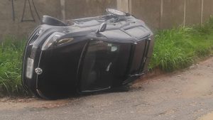 Carro capota após colisão na entrada da Estrada da Roseira, em Salesópolis. Foto: Reprodução/Redes Sociais