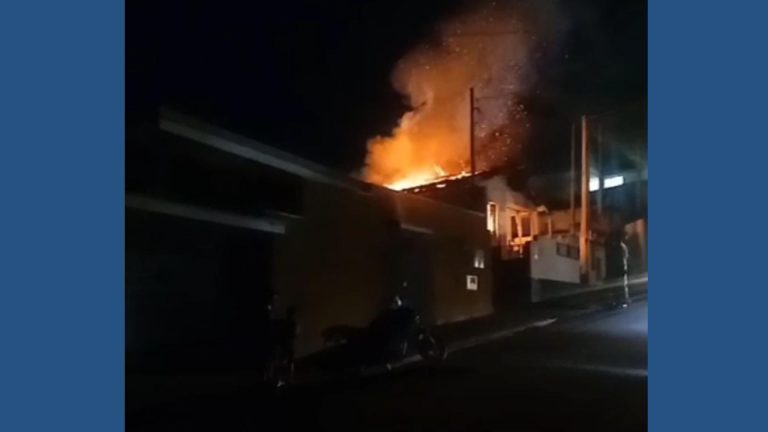 Incêndio mobiliza bombeiros e causa prejuízos em residência no Centro de Biritiba Mirim. Foto: Redes Sociais