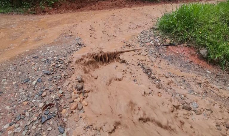 Moradores relatam dificuldades após deslizamento em estrada rural de Salesópolis. Foto: Reprodução
