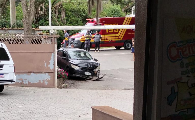 Motociclista fica ferido após colisão com carro na rodovia Mogi–Salesópolis. Foto: Rede Social