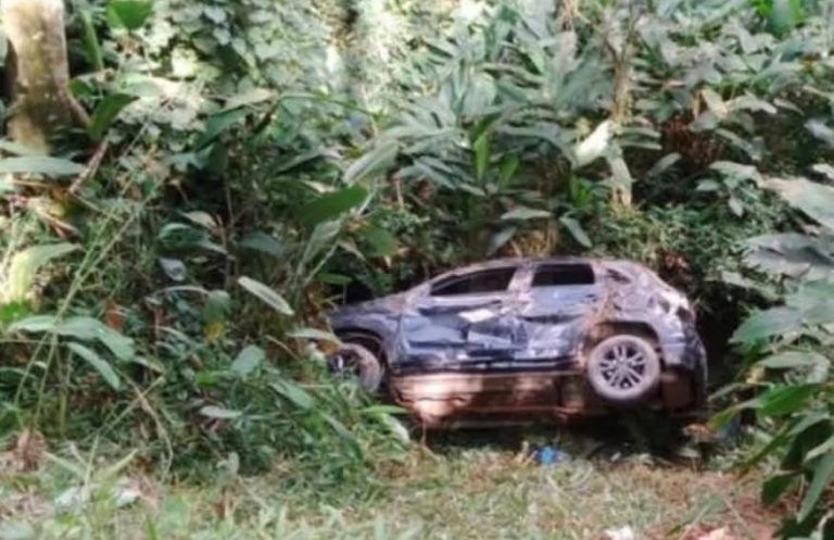 Grave acidente mobiliza equipes de resgate na Estrada do Beija-Flor, em Sabaúna. Foto: Rede Social